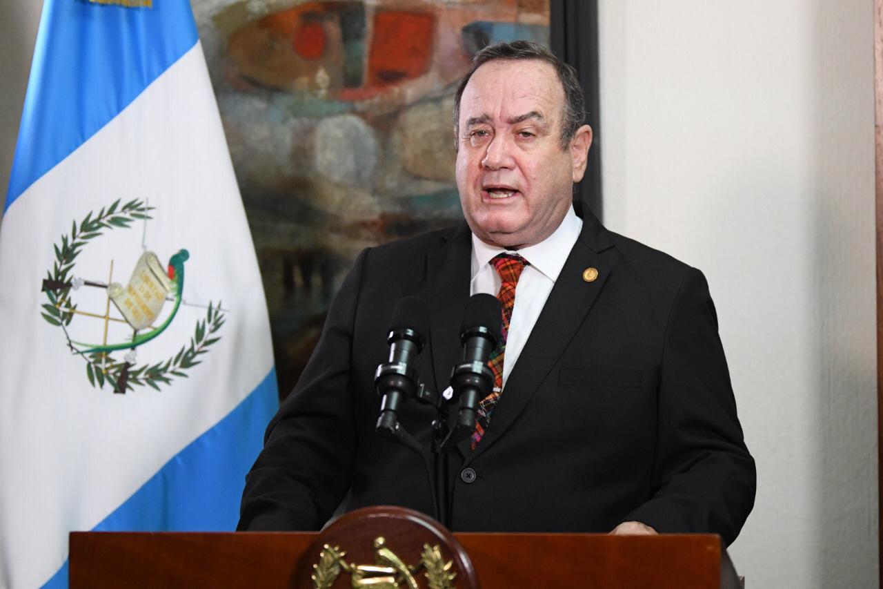 Giammattei habría recibido dinero de soborno en una alfombra, según publicación del New York Times