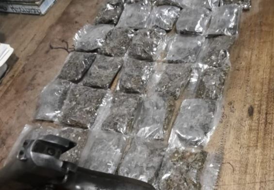 Capturan a seis presuntos distribuidores de drogas y decomisan armas, municiones y dinero en efectivo