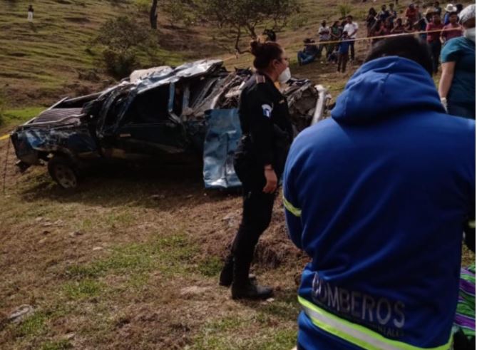 Picop cae a barranco en Quiché y se reportan 2 muertos y 13 heridos