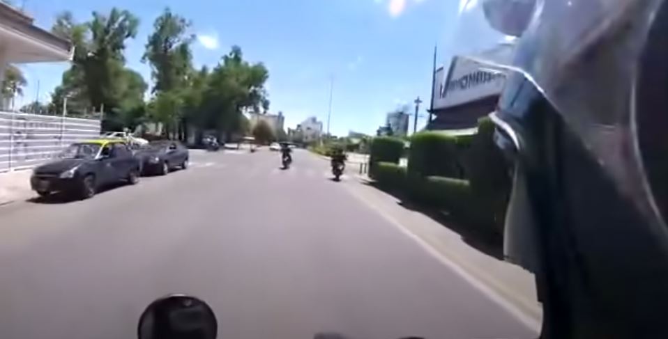 Como de película: motoladrón huye de la Policía a toda velocidad y contra la vía