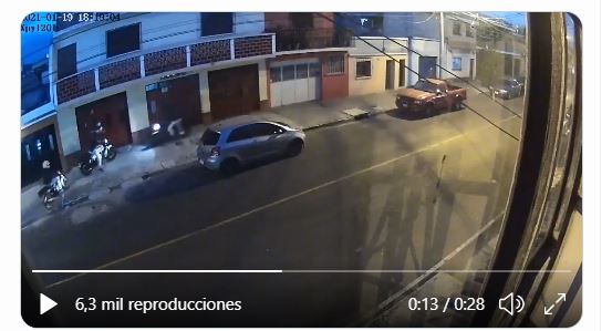 Video: en cuestión de segundos, cuatro sujetos en motocicleta acorralan y asaltan a peatón