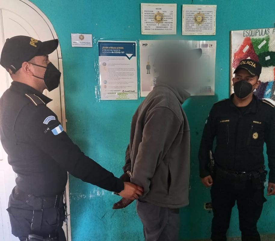 3 detenidos y varios multados por no cumplir con aforo en buses