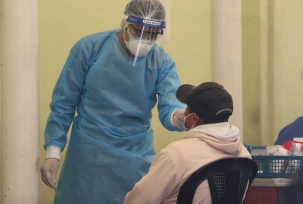 IGSS corrige cifra y asegura que las 8 mil pruebas de covid-19 son de la última semana y con 23 por ciento de positividad