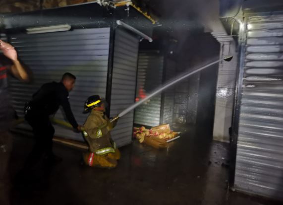 Fuego destruye varios locales del mercado de artesanías de Esquipulas y afectados estiman las pérdidas en unos Q2 millones