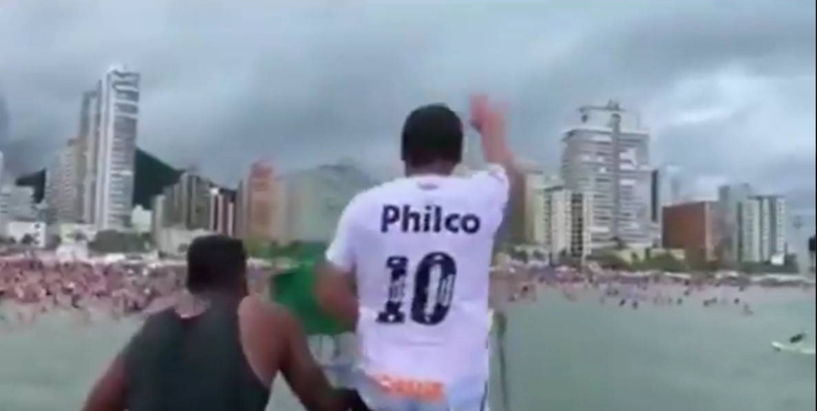 Video: Presidente de Brasil se tira al mar para festejar Año Nuevo con una multitud que no respeta el distanciamiento social