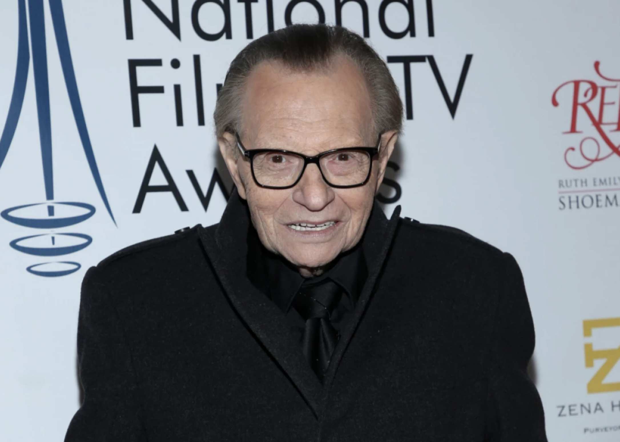 El presentador Larry King, hospitalizado por la covid-19