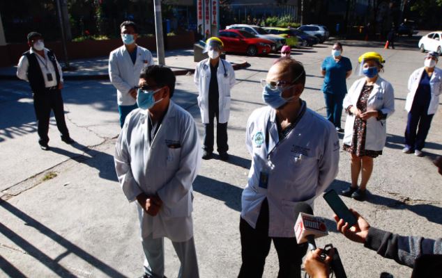 Médicos del Hospital Roosevelt expresan su inconformidad porque desconocen cuándo serán vacunados contra el covid-19