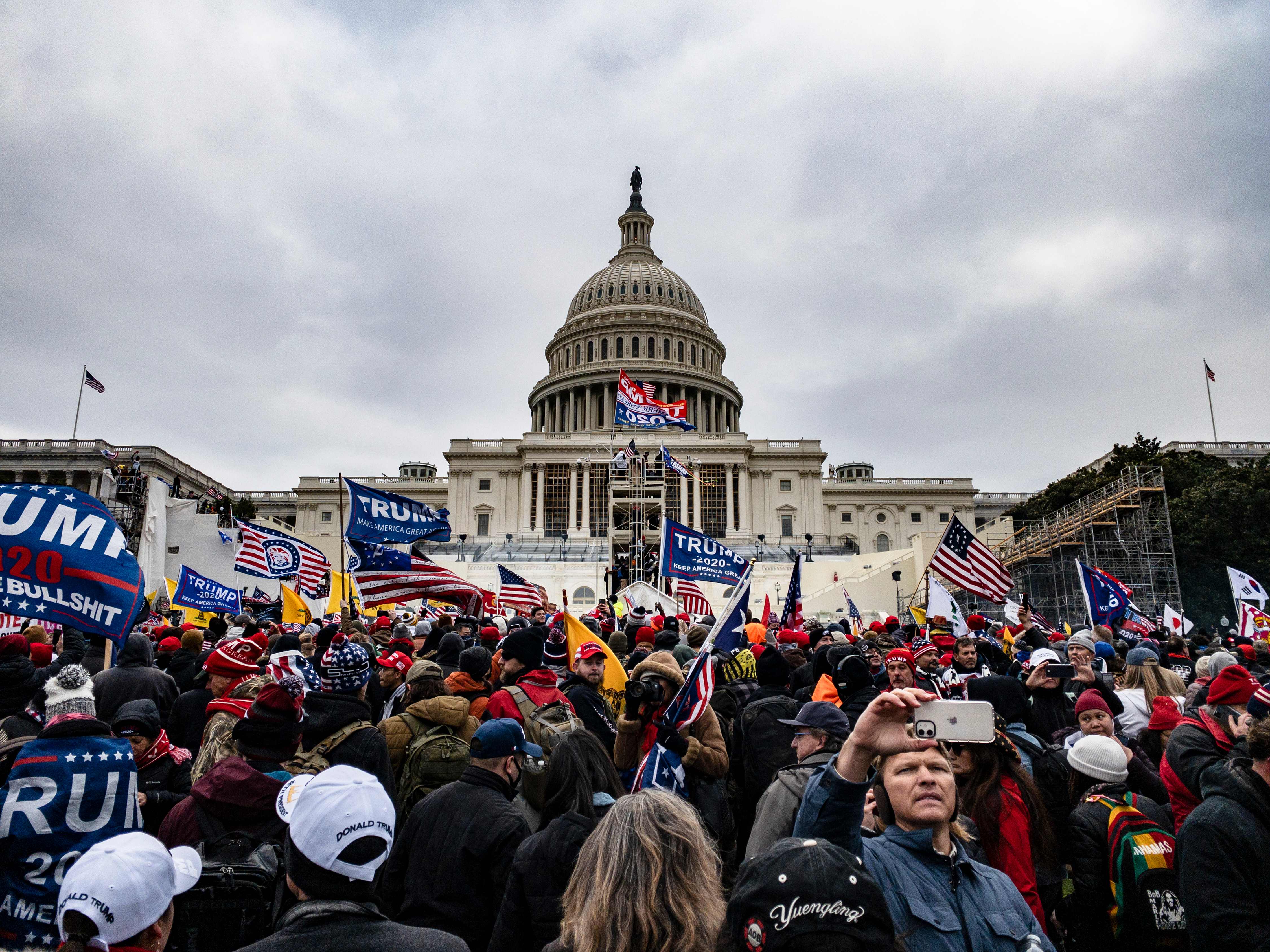 Disturbios, asalto al Congreso y toque de queda: las fotos que muestran qué está pasando en Washington
