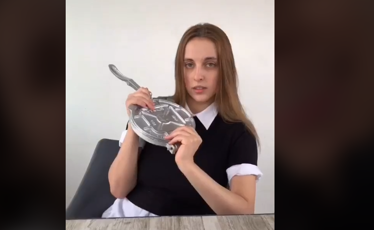La joven canadiense que se hace viral en TikTok al aprender a usar una máquina para hacer tortillas
