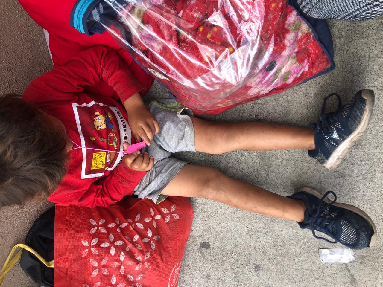 Cansados y con hambre: niños hondureños buscan apoyo en la Casa del Migrante