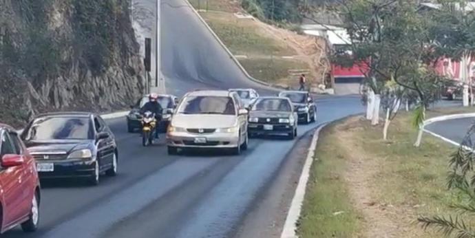 Imágenes dramáticas: motoristas derrapan sobre diésel y por centímetros evitan ser atropellados