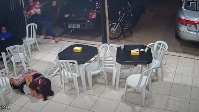 Video: la impactante reacción de una madre durante una balacera al cubrir con su cuerpo a su hijo