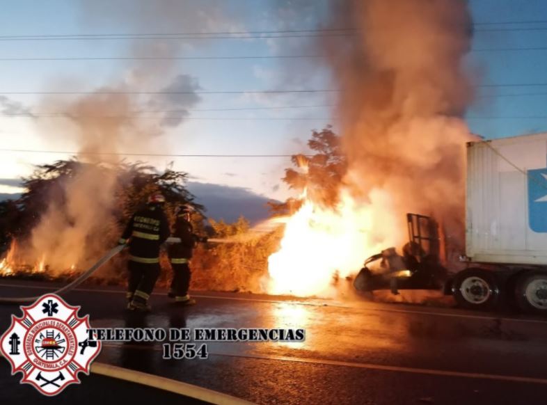 Bomberos apagan cabezal de trailer incendiado en Zacapa y descubren cuerpo calcinado