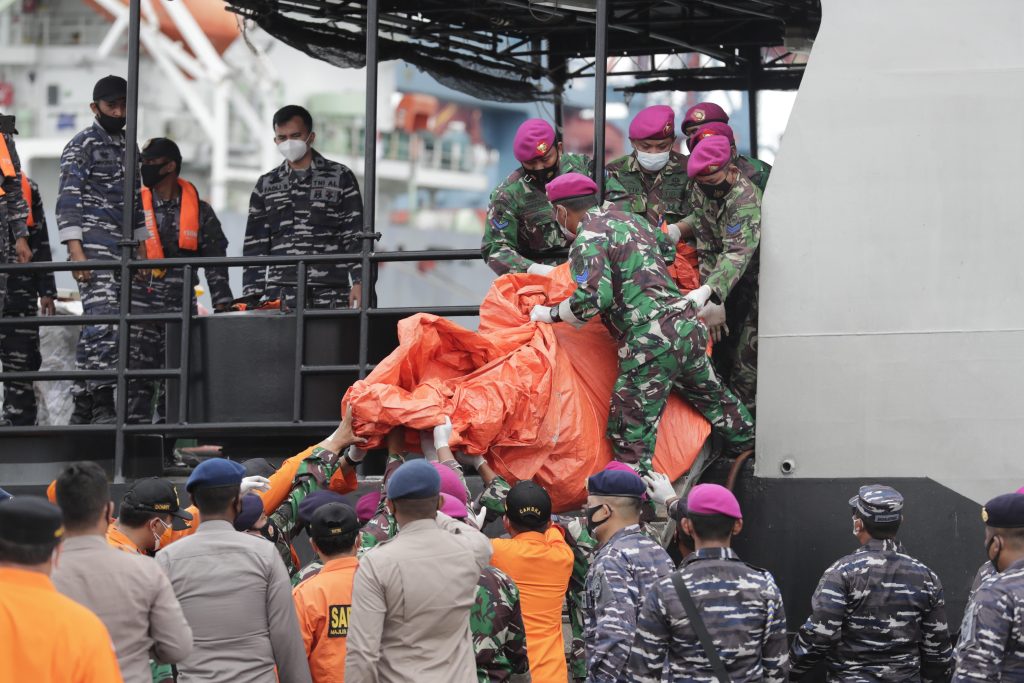 “Hemos localizado las cajas negras”: rescatistas detallan qué más han encontrado del avión que cayó brutalmente desde 11 mil pies en Indonesia