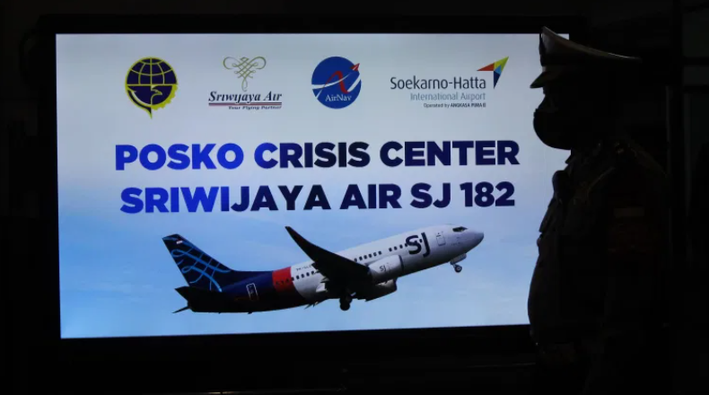 Hallan partes de cuerpos en la costa de Indonesia donde desapareció un Boeing 737-500 con 62 personas a bordo