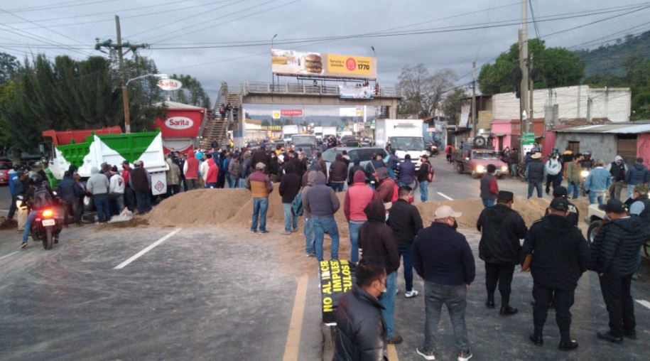 Bloqueos en aduanas, puertos y la Interamericana: Importadores de vehículos protestan en km 49 en Chimaltenango