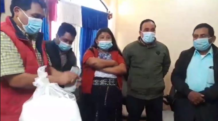 “Perder a 13 hijos de Comitancillo duele”: Alcalde entrega ayuda a familiares de migrantes asesinados en México