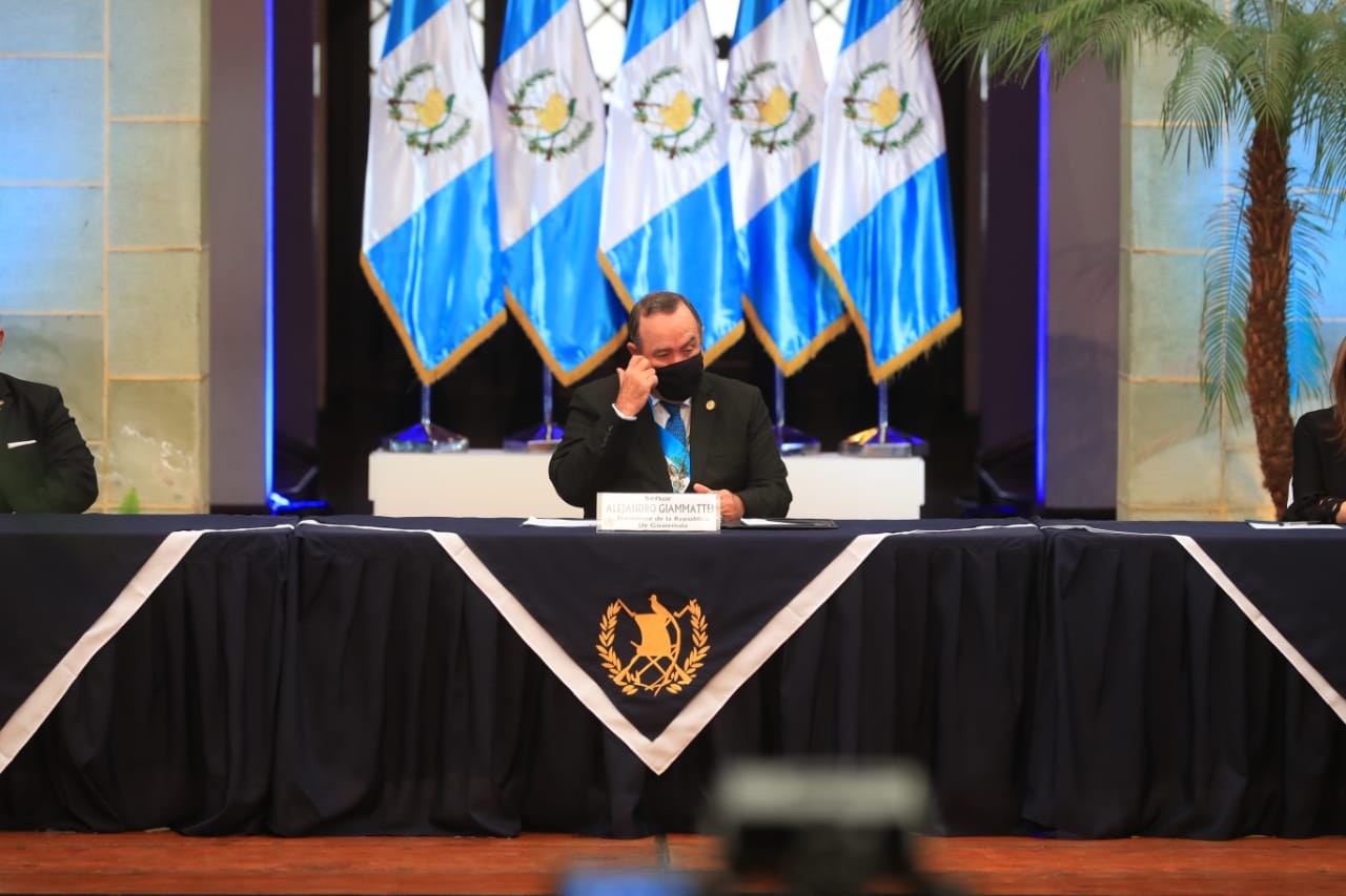 Presidente Giammattei ofrece fortalecer al Ejército y construir dos cárceles durante el 2021
