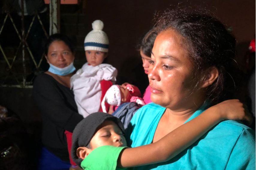 “Estaba muy triste”: migrantes hondureños se reencuentran con su hija de 4 años tras horas de angustia