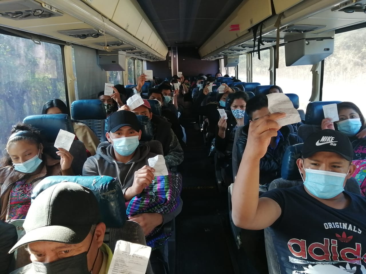 Pilotos de buses sobrecargan unidades y se incrementa el riesgo de contagio de coronavirus