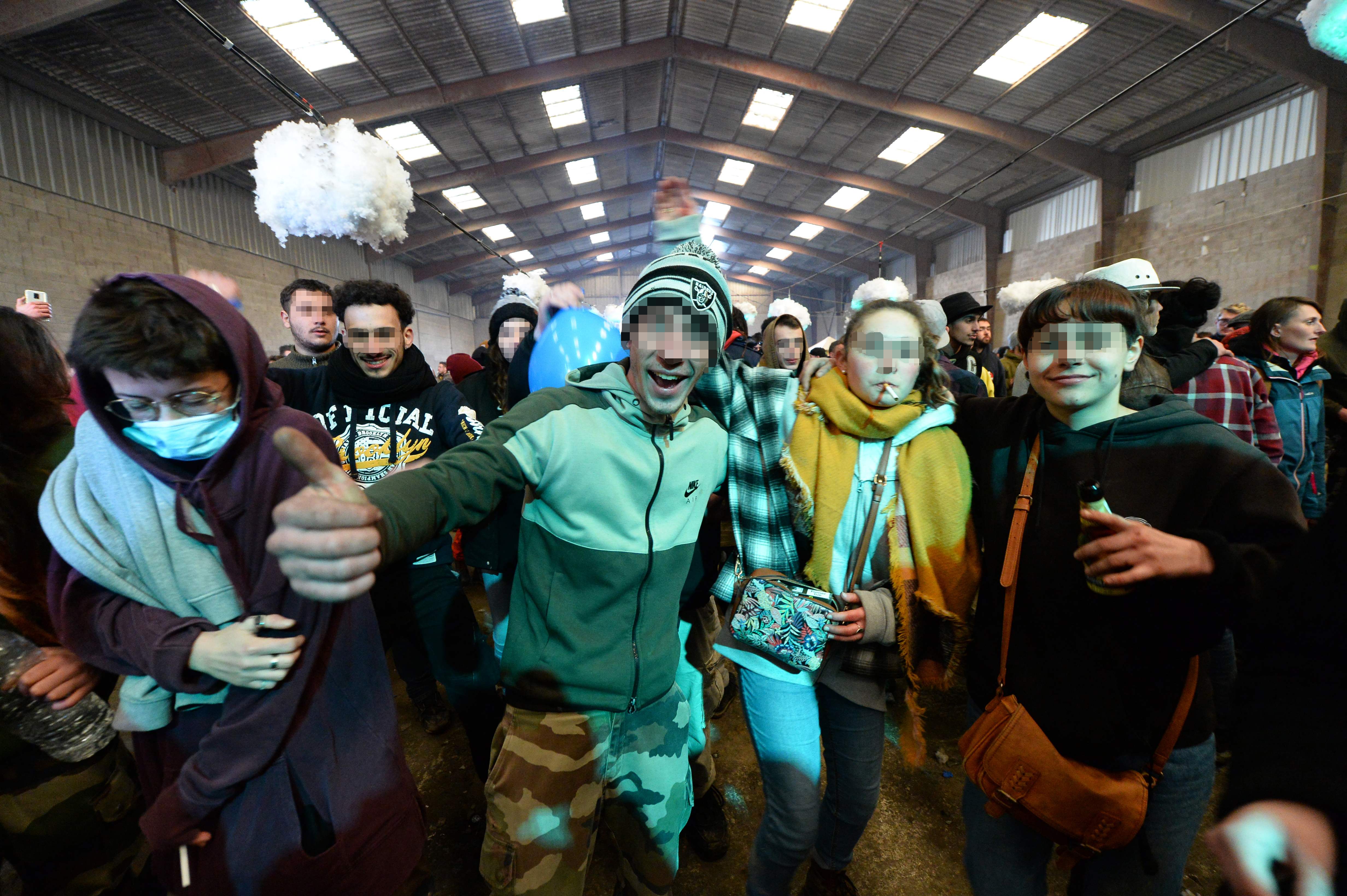 Fiesta clandestina en Francia reúne a más de 2 mil 500 personas