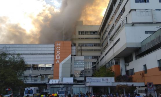 Fuerte incendio obliga a evacuar pacientes en hospital pediátrico de Santiago de Chile