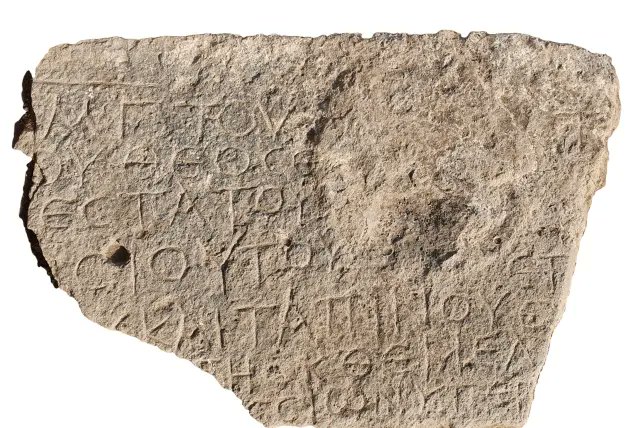“Nacido de María”: descubren placa de 1 mil 500 años que habla de Jesús