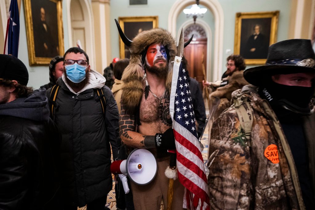 Arrestan al hombre que irrumpió al Capitolio con cuernos y quien cree que Trump libra una “guerra secreta”