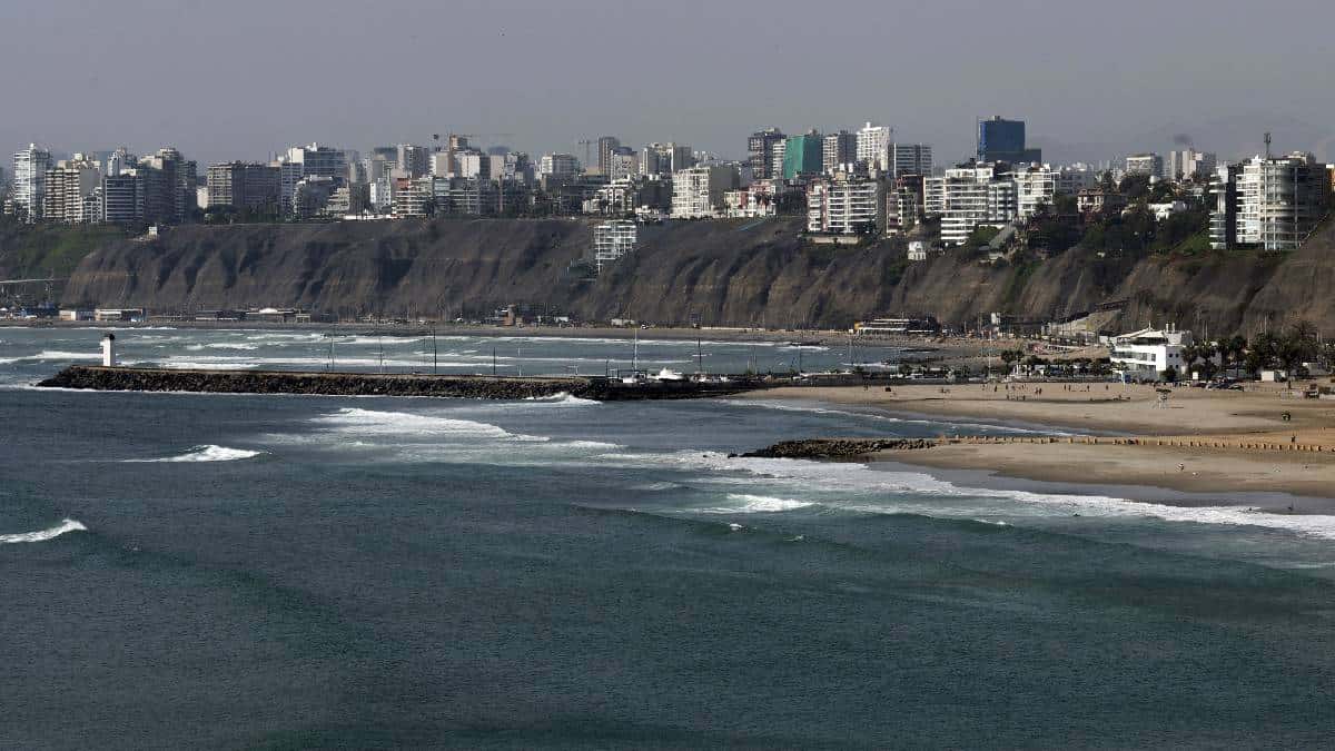 Perú extiende cierre de playas para evitar contagios de covid-19