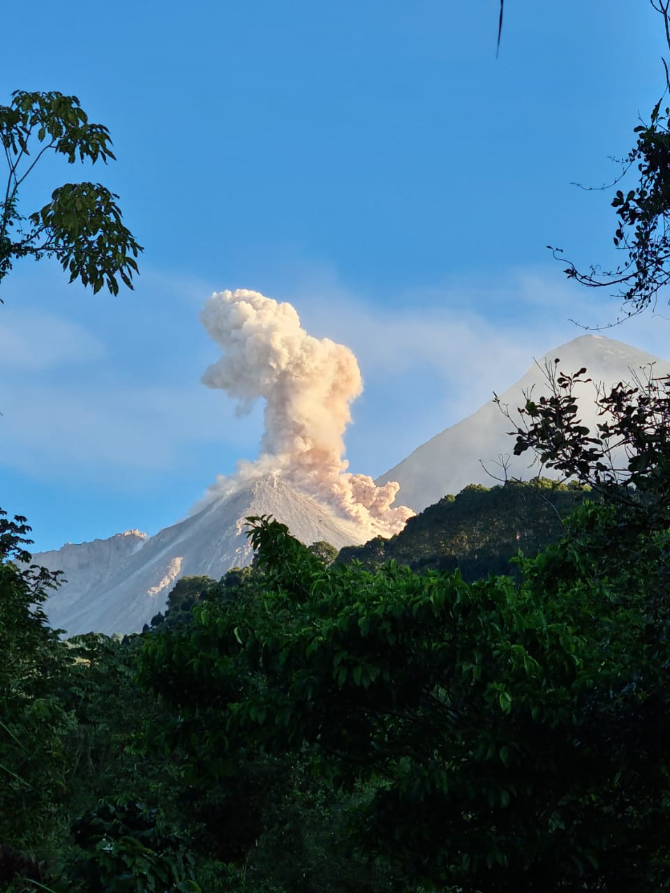 Explosiones moderadas y fuertes: Precaución al escalar volcanes