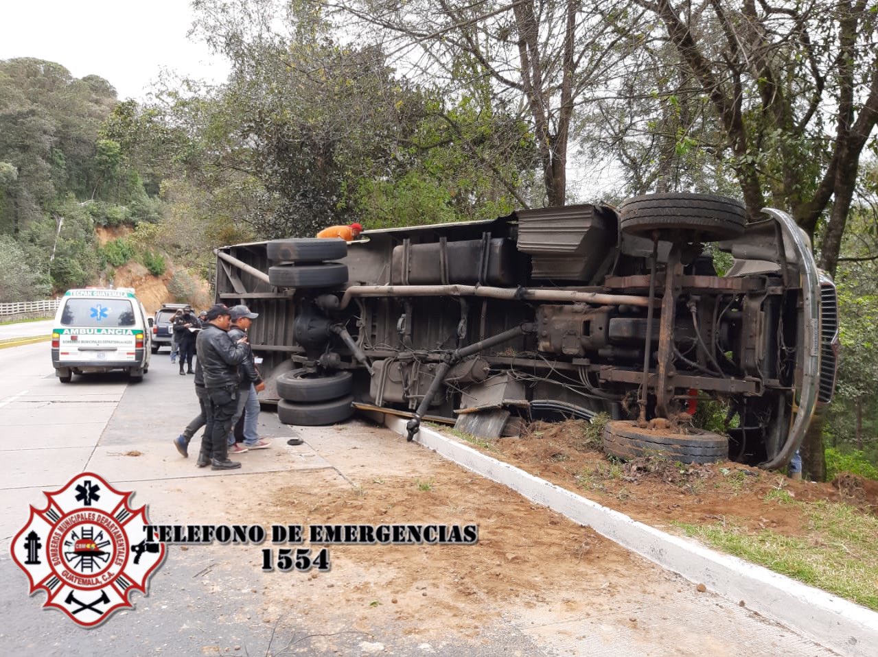 Autobús vuelca en carretera y causa lesiones a cinco pasajeros