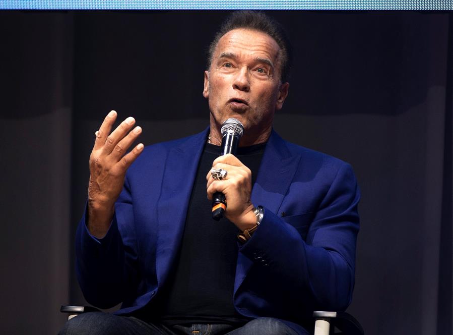 El “Terminator” convive con ciudadanos latinos durante la celebración de acción de gracias en los Estados Unidos