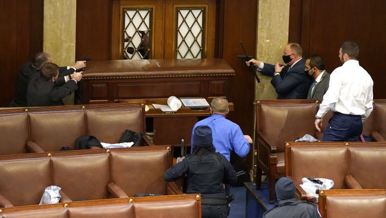 Gas lacrimógeno, armas desenfundadas y toque de queda, tras irrupción de partidarios de Trump en Congreso