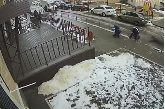 Video: hombre se lanza de un edificio y cae sobre un bebé que paseaba junto a su madre