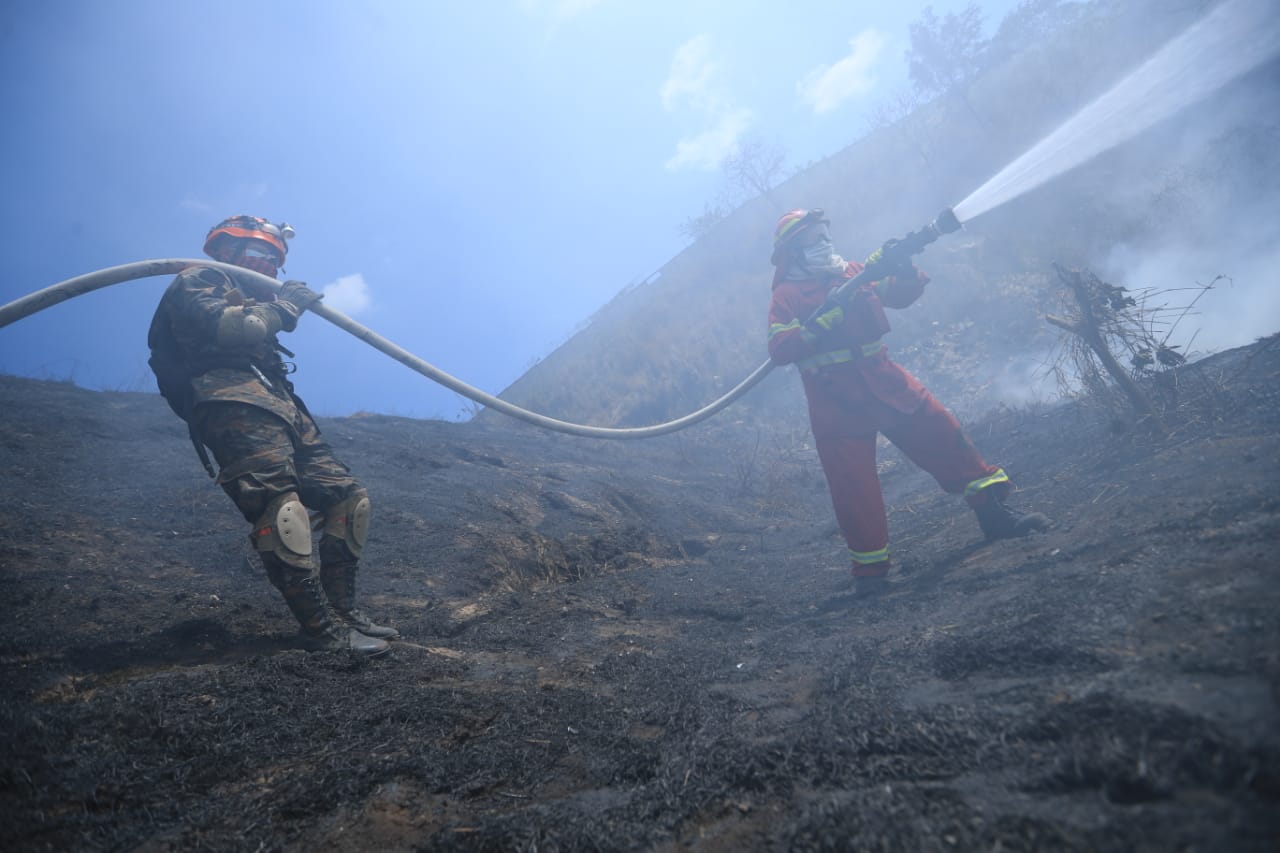 Viento dificulta control de incendio en Amsa y aves de rapiña impiden sobrevuelo de helicóptero militar
