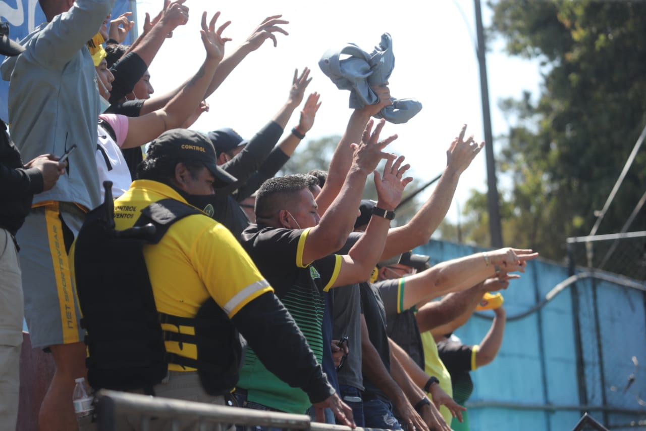 Final entre Municipal y Guastatoya congrega a aficionados que se olvidan del aislamiento y las mascarillas