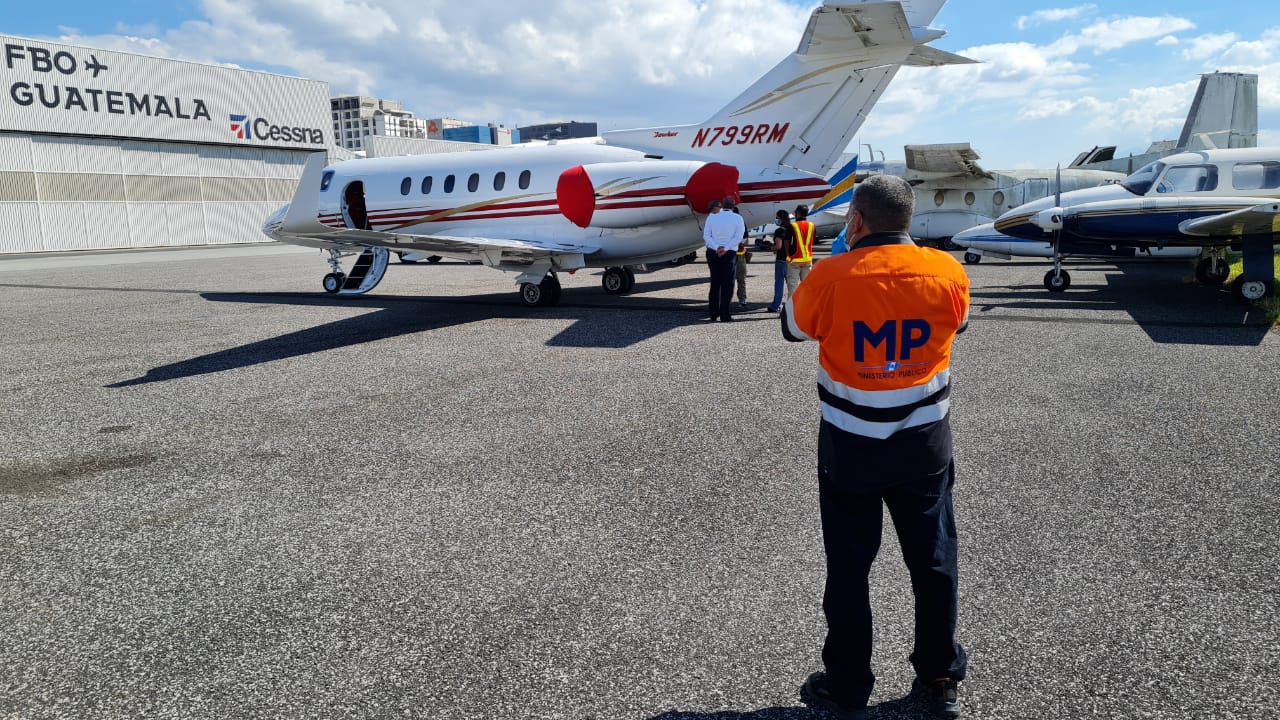 Fiscalía contra el Narcotráfico de Guatemala inmoviliza avioneta de Ricardo Martinelli