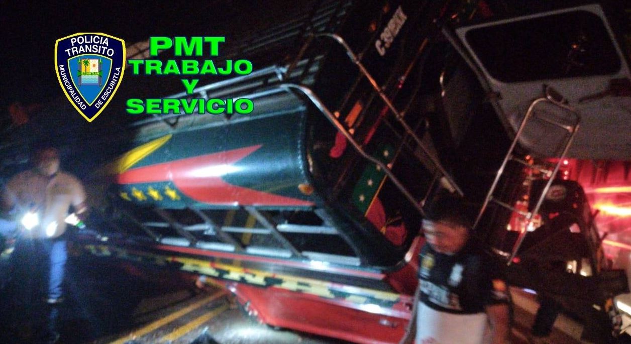 Chocan de frente: Cuatro muertos y más de 15 heridos deja percance entre bus y tráiler en Escuintla