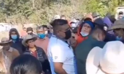 Video: Funcionario mexicano queda rodeado por vecinos que lo quisieron linchar