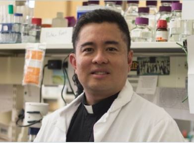 “Fui primero científico”: conozca al sacerdote que trabaja en una vacuna contra el coronavirus “para los pobres”