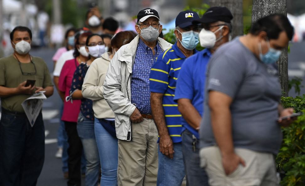 Elecciones en El Salvador transcurren con retrasos y algunos incidentes aislados