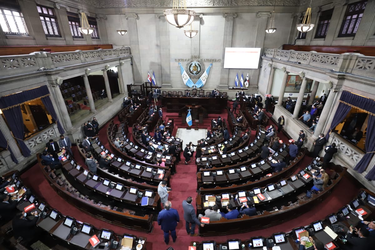 Diputados discuten en el hemiciclo parlamentario.