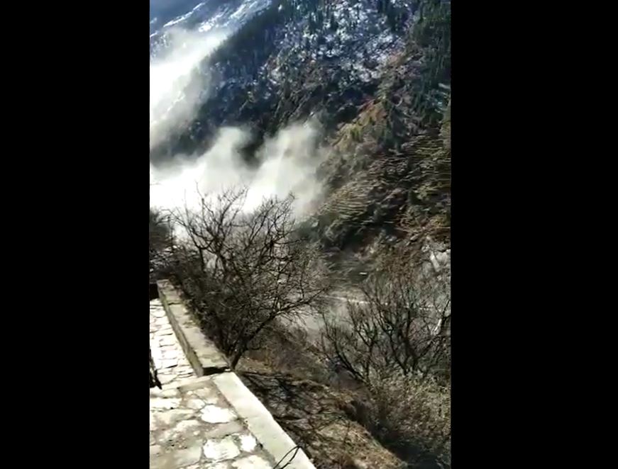 Glaciar en el Himalaya se desprende y causa tragedia con 150 personas desaparecidas y 3 muertos