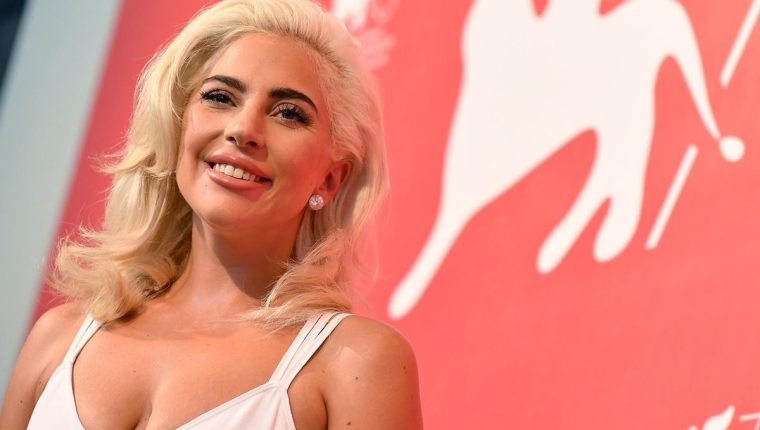 Lady Gaga recibe golpe en la cara en pleno concierto en Canadá