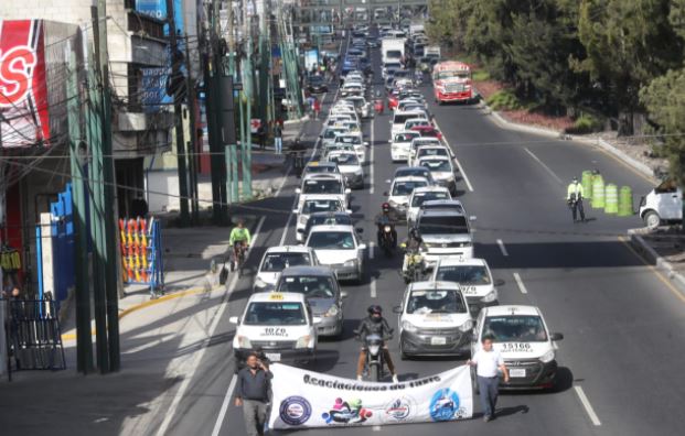 Taxistas logran prórroga del decreto que los obliga a pagar un seguro, pero el presidente Giammattei debe aprobarla