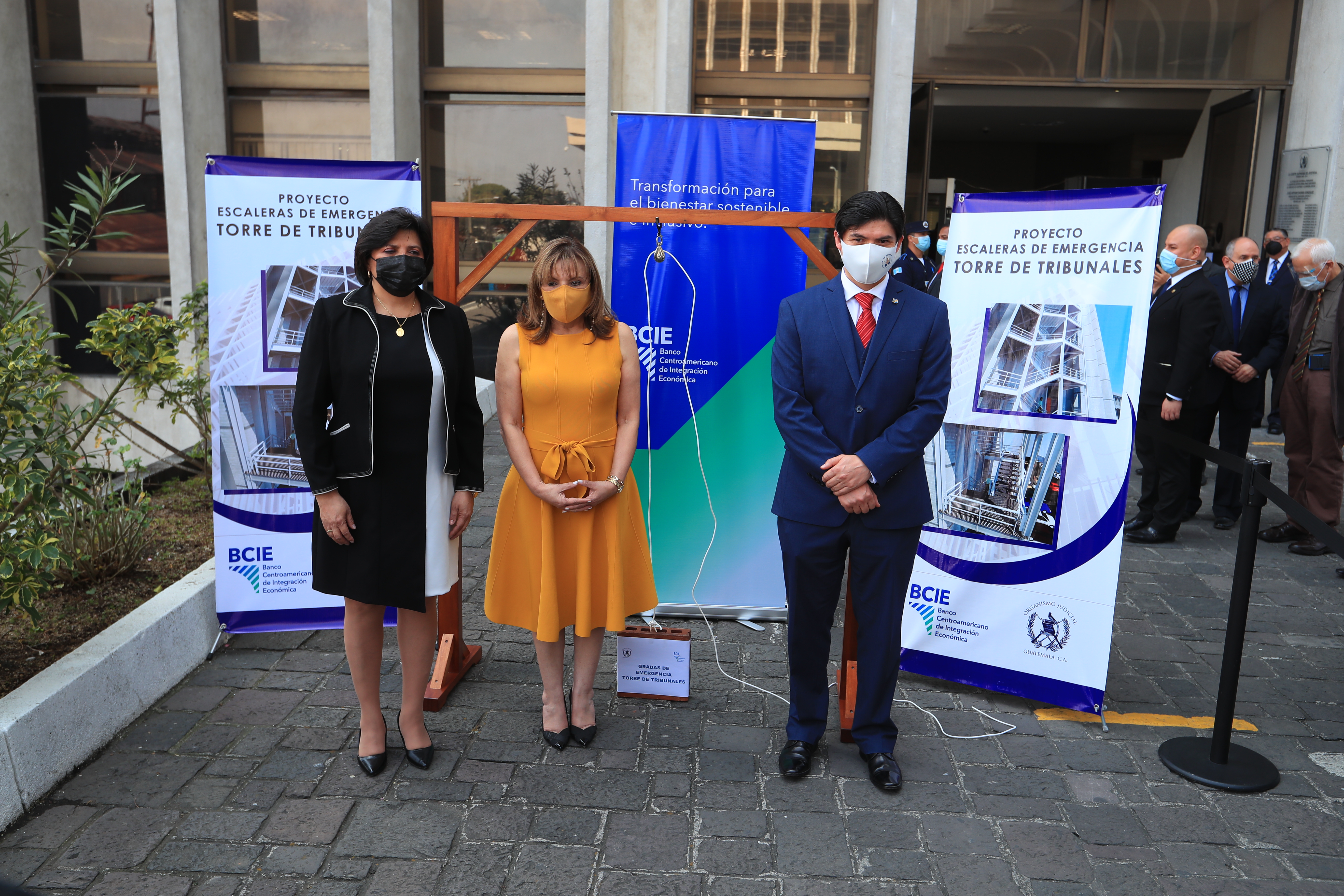 Con la colocación simbólica de un ladrillo anuncian construcción de escaleras en Tribunales