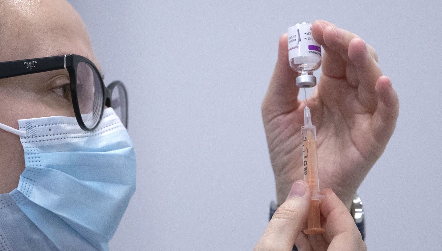 Vacuna de AstraZeneca que podría ser utilizada en Guatemala reduce la transmisión en un 67% desde la primera dosis