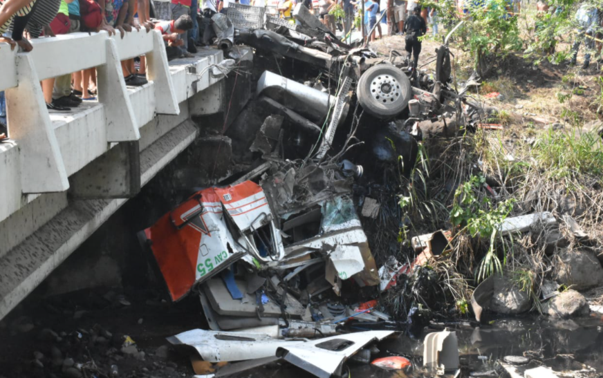 Choque entre bus y tráiler deja cuatro personas fallecidas en Escuintla