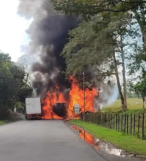 Tráiler se incendia luego de accidente de tránsito en Los Amates, Izabal con saldo de un muerto