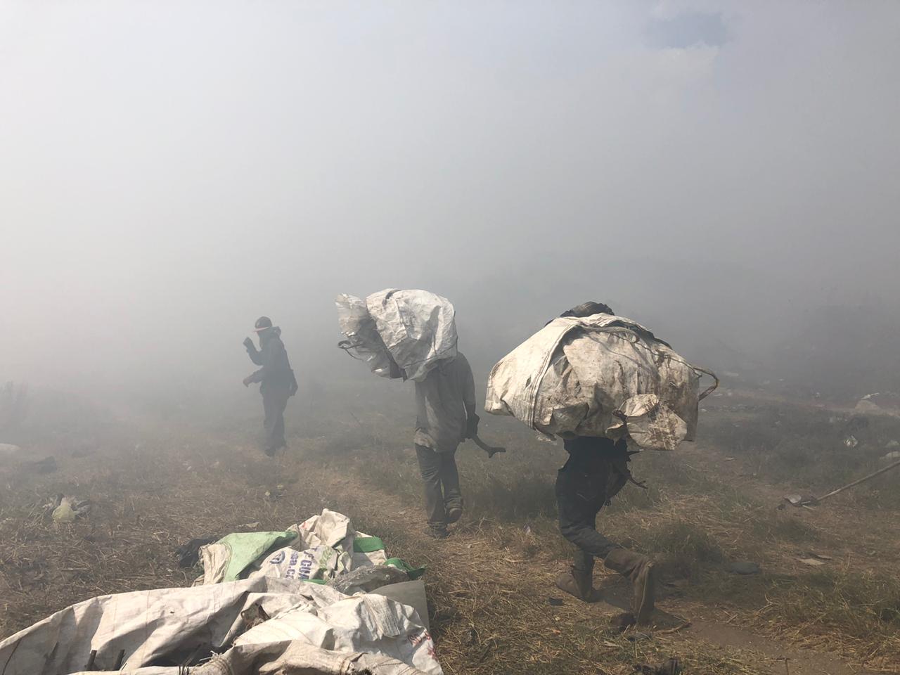 Incendio Amsa | “Por necesidad estamos aquí”: recolectores siguen trabajando a pesar del peligro
